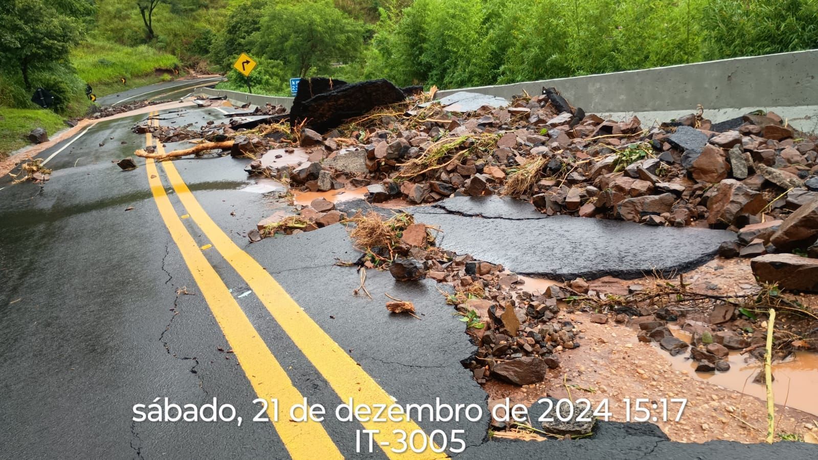 Deslizamento de talude e pedras