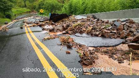 Deslizamento de talude e pedras