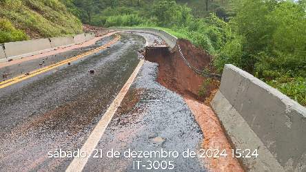 Deslizamento de talude, pedras e erosão