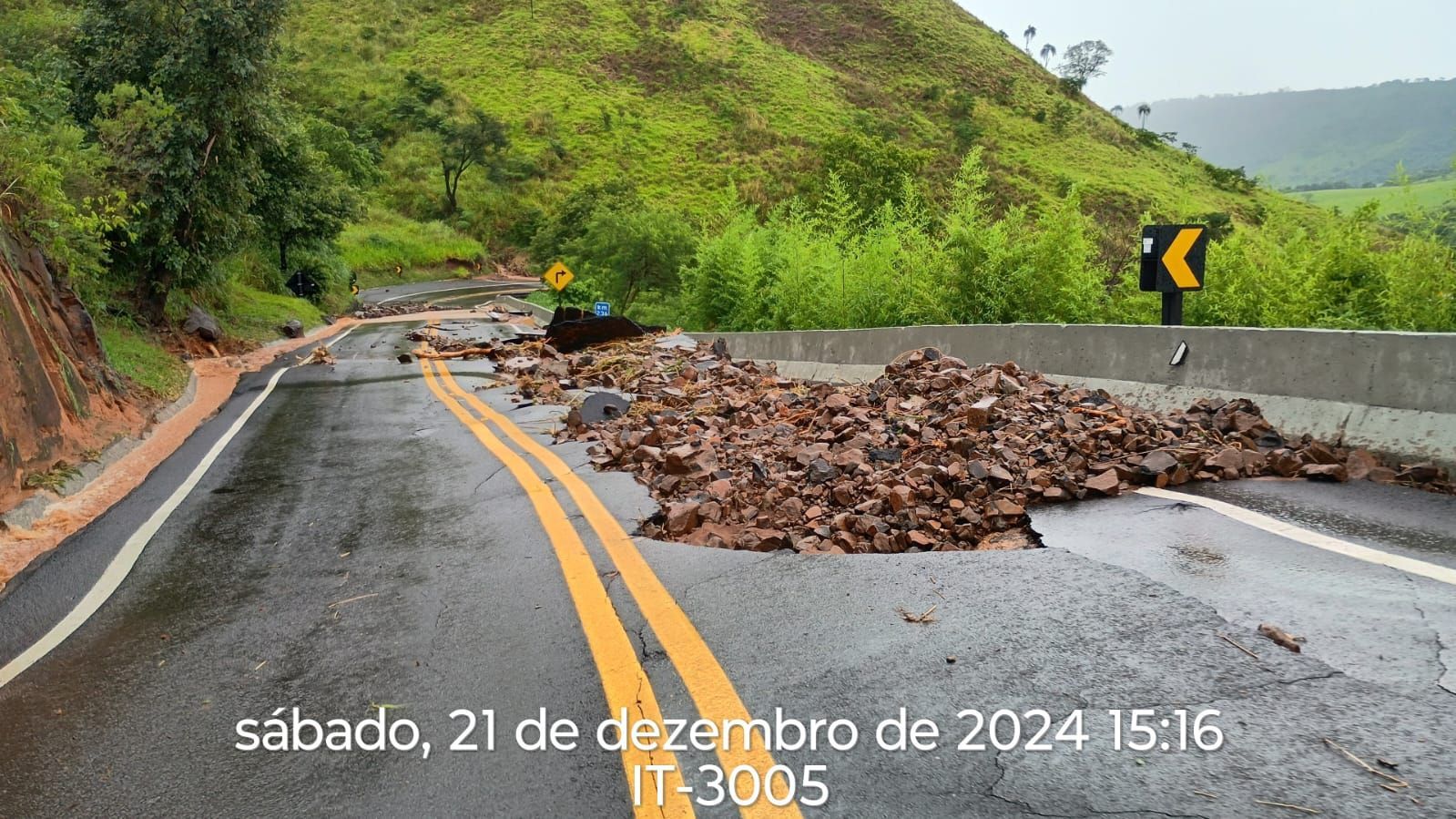 Deslizamento de talude e pedras