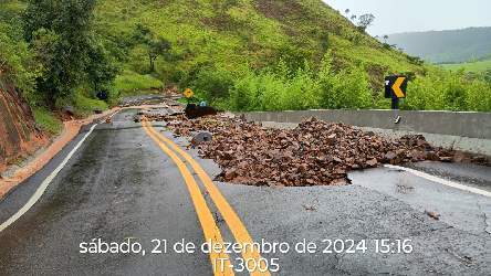 Deslizamento de talude e pedras