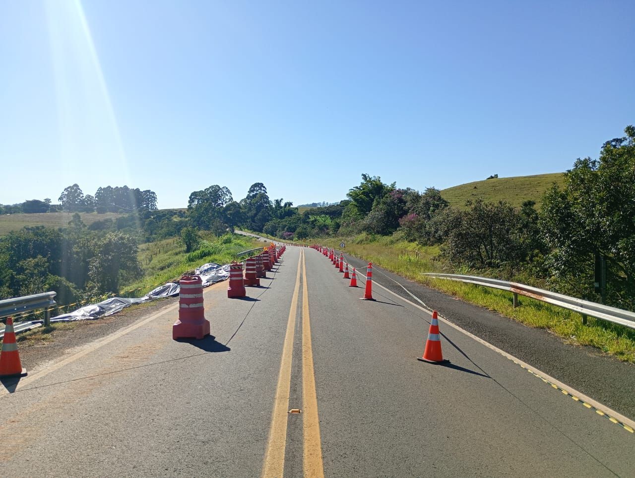 15/03 08h50min – Foto recebida do local da erosão.