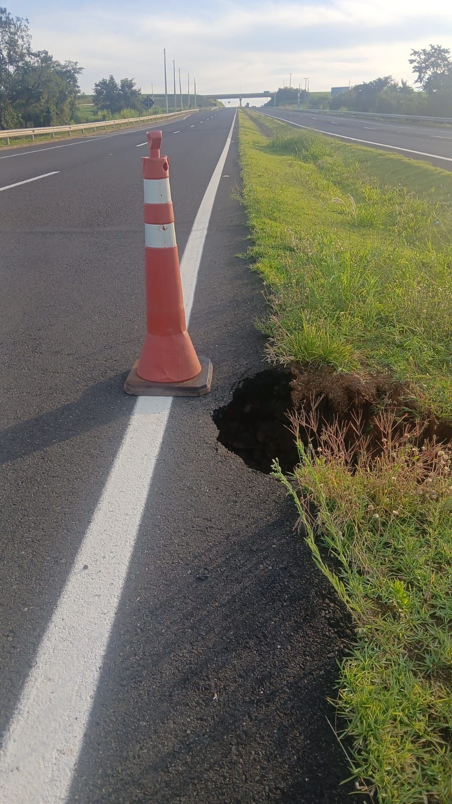 Erosão pelo canteiro central